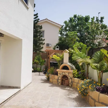 Charming 3-bed In With Heated Pool